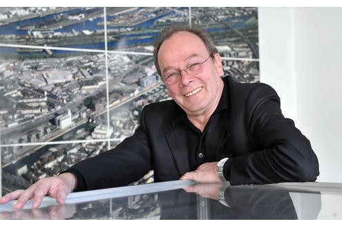 Duisburgs Planungsdezernent Jürgen Dressler kritisiert das Krisen-Management der Stadtführung. Auch knapp zwei Monate nach der Loveparade-Katastrophe sei die Stadt noch ohne Führung, rügt Dressler in einem Brief an OB Adolf Sauerland.
