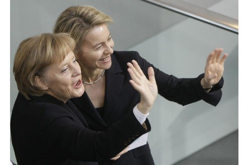 Mit Angela Merkel feierte sie deren Wiederwahl zur Kanzlerin durch die Abgeordneten im Bundestag am 28. Oktober 2009.