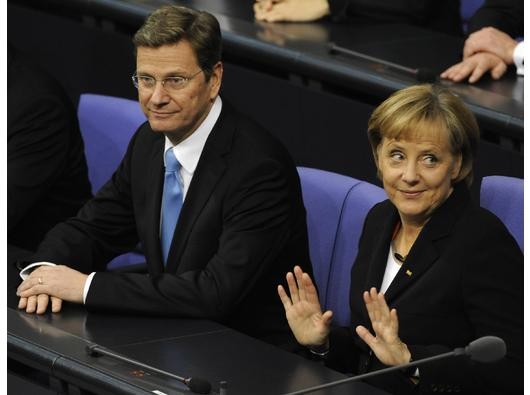 ...zurück auf die Regierungsbank beförderte. In der schwarz-gelben Koalition unter Angela Merkel übernimmt Westerwelle das Amt des Vizekanzlers...