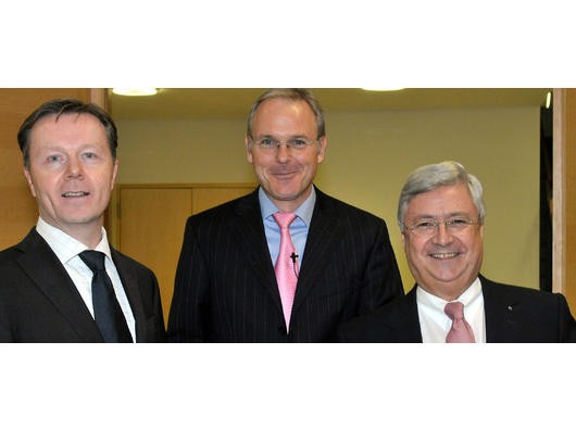 Politisches Forum Ruhr in der Philharmonie Essen. Im Bild v. links: Johannes Bultmann (Intendant Philharmonie Essen, WAZ-Chefredakteur Ulrich Reitz, Klaus--Peter Müller (Vorsitzender der Regierungskommission Deutscher Corporate Governance Kodex). Foto: WAZ FotoPool Politisches Forum Ruhr in der Philharmonie Essen. Im Bild v. links: Johannes Bultmann (Intendant Philharmonie Essen, WAZ-Chefredakteur Ulrich Reitz, Klaus--Peter Müller (Vorsitzender der Regierungskommission Deutscher Corporate Governance Kodex). Foto: WAZ FotoPool