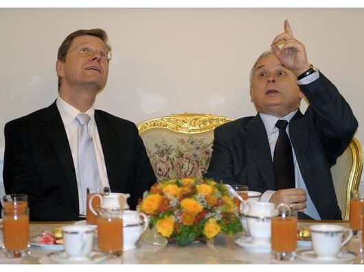 ...in Polen mit Präsident Lech Kaczynski (r.). Während sich Westerwelle als deutscher Chefdiplomat zunächst Anerkennung erarbeiten muss,...
