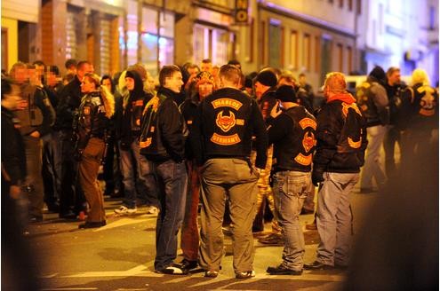 In der Duisburger Altstadt kam es am Samstagabend erneut zu einem Streit zwischen den Rockerbanden der Bandidos und den Hells Angels. (Fotos: Stephan Eickershoff/WAZFotoPool)