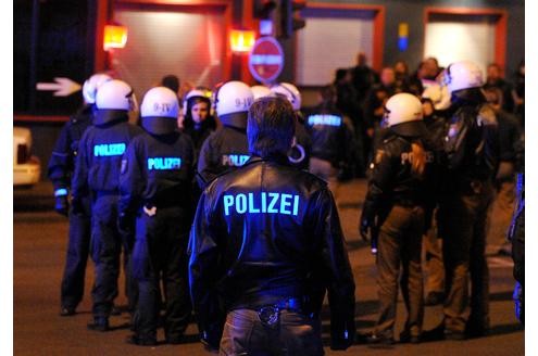 In der Duisburger Altstadt kam es am Samstagabend erneut zu einem Streit zwischen den Rockerbanden der Bandidos und den Hells Angels. (Fotos: Stephan Eickershoff/WAZFotoPool)