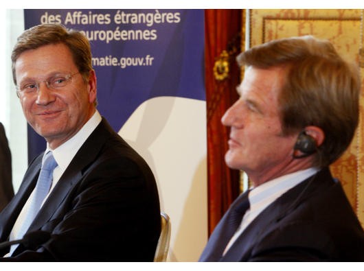 ...Außenminister Bernard Kouchner (r.), in den Niederlanden...