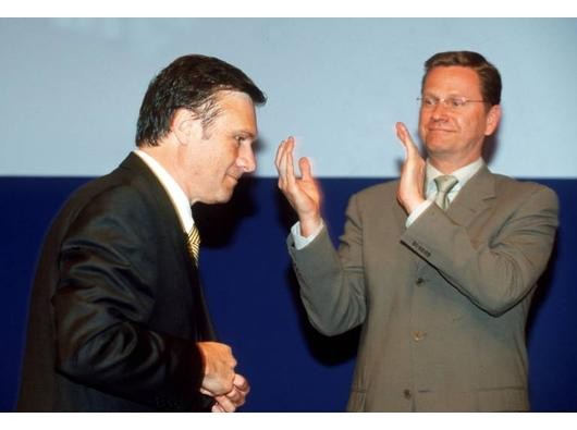 ...wurde er als Nachfolger von Wolfgang Gerhardt (l.) zum bis dato jüngsten Parteivorsitzenden der FDP gewählt. Westerwelle machte sich daran,...