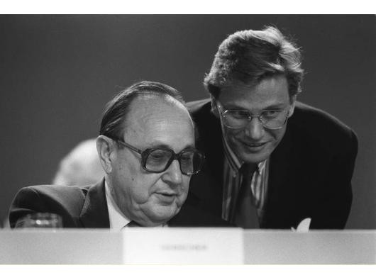 ...hatte er früh Kontakt zu den führenden Köpfen der Partei. Hier spricht er mit dem damaligen FDP-Vorsitzenden und Außenminister Hans-Dietrich Genscher beim Parteitag 1986. Westerwelle rückte 1988 in den Bundesvorstand auf und...
