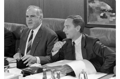 Hier ist Schäuble in seiner Zeit als Kanzleramtsminister mit seinem Chef und Förderer, dem damaligen Bundeskanzler Helmut Kohl, zu sehen.