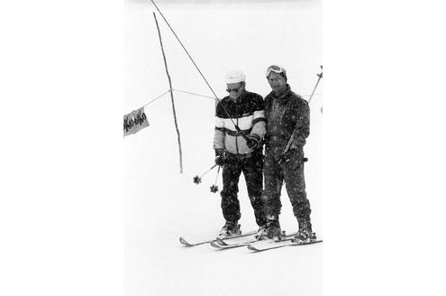 ...beim Skifahren, Schäuble war immer aktiv. Nach dem Attentat 1990 begann er, Rollstuhlfahrrad zu fahren.