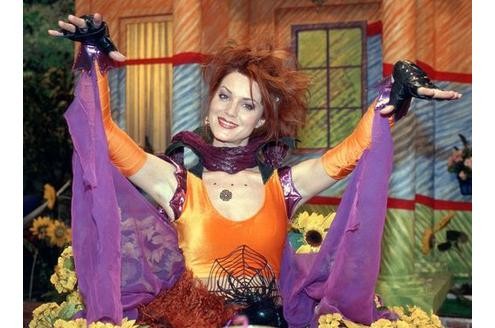 In schrillen Kostümen ließ sich die Comedy-Frau auf die Kindersendung ein. © NDR/Studio Hamburg (2001)