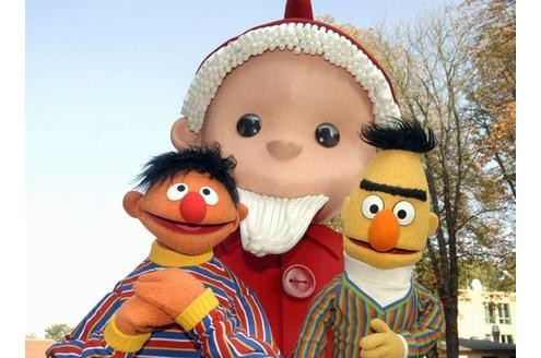 Auch mit dem Sandmännchen durften Ernie und Bert vor die Kamera, denn das empfängt regelmäßig seine Freunde zu Dreharbeiten in Potsdam. © RBB/Oliver Ziebe