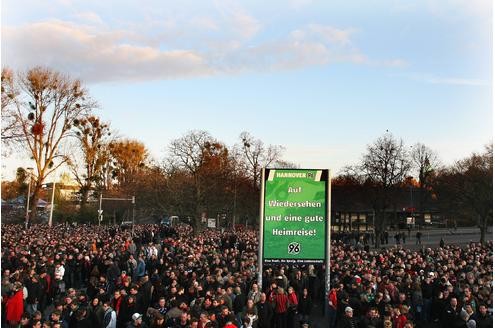 Es ist eine der größten Trauerfeiern der deutschen Nachkriegsgeschichte: Zehntausende Menschen werden am Sonntag in Hannover erwartet, um dem verstorbenen Fußball-Nationaltorhüter Robert Enke die letzte Ehre zu erweisen. Der Sarg des Toten wird in der Arena aufgebahrt.