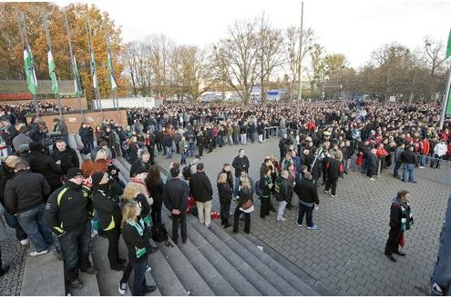Mehrere Zehntausend Menschen waren ab dem frühen Sonntagmorgen in Hannover zur Trauerfeier gepilgert.