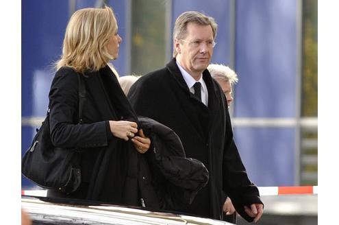 Niedersachsens Ministerpraesident Christian Wulff (CDU) und seine Frau Bettina erweisen Enke die letzte Ehre.
