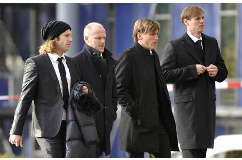 Die Spieler von Werder Bremen Torsten Frings (v.l.), Clemens Fritz und Per Mertesacker, sowie Trainer Thomas Schaaf (2.v.l) kommen zur Trauerfeier von Robert Enke.
