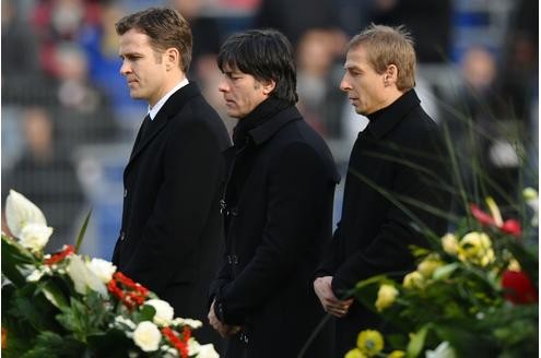 Oliver Bierhoff, Joachim Löw and Jürgen Klinsmann nehmen Abschied von Robert Enke.