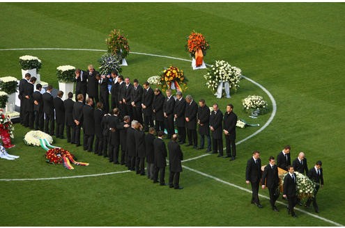 Als die Teamkollegen von Hannover 96 den Sarg von Robert Enke aus dem Stadion trugen und danach die Kult-Hymne You'll never walk alone erklang...