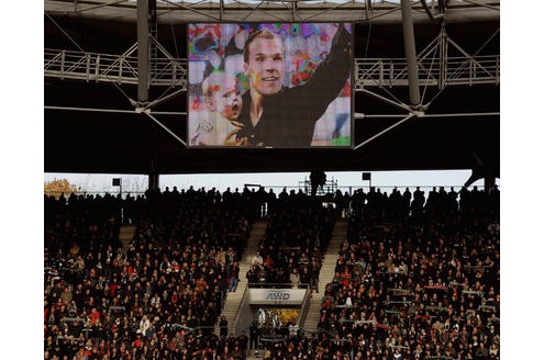 Eine Videowand zeigt in der AWD-Arena in Hannover bei der Trauerfeier für Fussballnationaltorwart Robert Enke ein Bild Enkes mit seiner 2006 verstorbenen Tochter Lara.