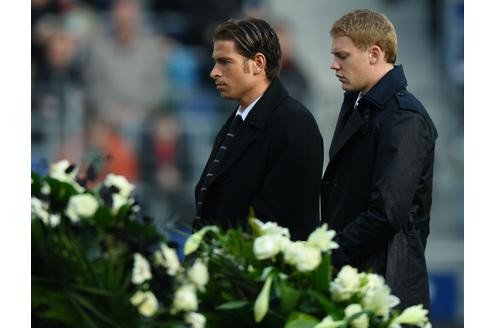 Tim Wiese (l) and Manuel Neuer in Trauer um ihren Nationalmannschaftskollegen.