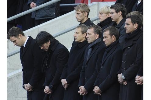 Der Team-Manager der deutschen Fussball-Nationalmannschaft, Oliver Bierhoff (v.l.), Bundestrainer Joachim Löw und der fruehere Bundestrainer Jürgen Klinsmann.