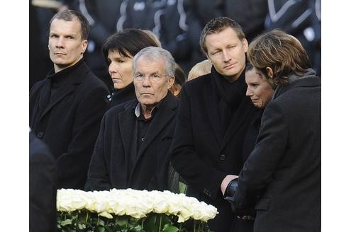 Die Familie des am Dienstag (10.11.09) verstorbenen Nationaltowarts Robert Enke und seine Witwe Teresa (2.v.r.) nehmen Abschied.
