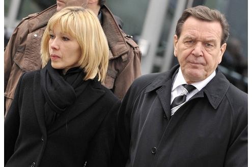 Der ehemalige Bundeskanzler Gerhard Schroeder (SPD) und seine Frau Doris Schroeder-Koepf nach der Trauerfeier.