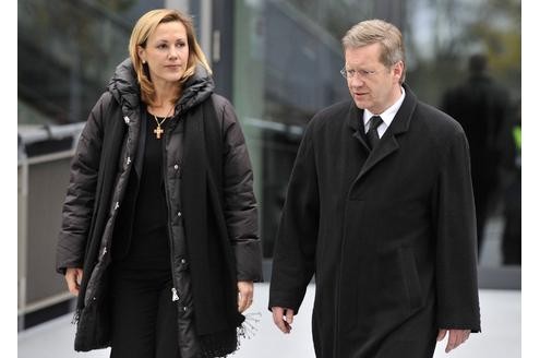Niedersachsen Ministerpraesident Christian Wulff (CDU) und seine Frau Bettina nach der Trauerfeier.