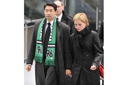 Bundesgesundheitsminister Philipp Roesler (FDP) und seine Frau Wiebke nach der Trauerfeier.