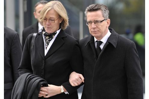 Bundesinnenminister Thomas de Maiziere (CDU) und seine Frau Martina nach der Trauerfeier.
