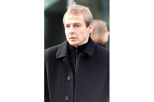 Der ehemalige Bundestrainer Jürgen Klinsmann nach der Trauerfeier.