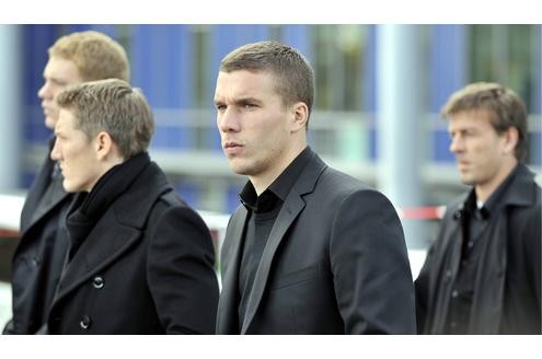 Die Fussballnationalspieler Manuel Neuer (v.l.), Bastian Schweinstiger, Lukas Podolski und der ehemalige Fussballspieler Bernd Schneider nach der Trauerfeier.