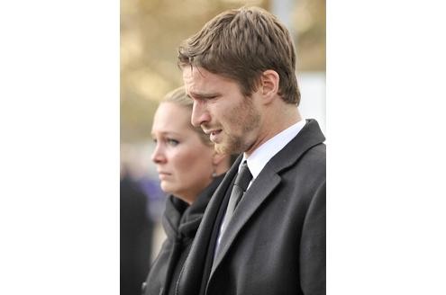 Der Fussballnationalspieler Arne Friedrich und seine Freundin verlassen nach der Trauerfeier das Stadion.