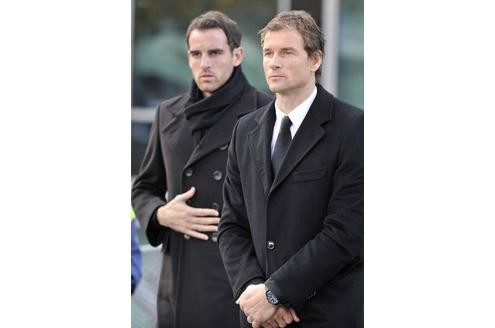 Der Fussballnationalspieler Christoph Metzelder (l.) und der ehemalige Nationaltorhüter nach der Trauerfeier.