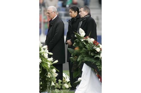 Eine schwere Stunde für Beckenbauer: Als DFB-Vizepräsident steht er mit Steffi Jones (Mitte) und Wolfgang Niersbach (r.) am Sarg von Robert Enke bei der Trauerfeier in Hannover.