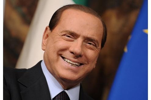 Auch Männer wehren sich gegen das äußerliche Altern: Der italienische Premier, Silvio Berlusconi, ließ sich die Haut im Gesicht straffen. Auch Haare soll er sich transplantiert haben lassen.