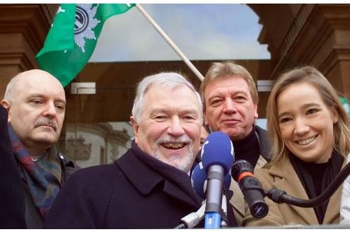 2004 demonstrierte Schröder mit Landesregierungssprecher Dirk Metz, Oberbürgermeister Hildebrand Diehl und Innenminister Volker Bouffier (von links) gegen die geplante Schließung des BKA in Wiesbaden.