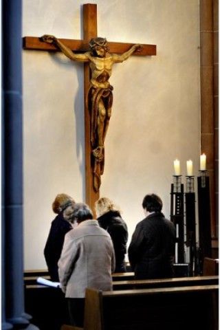 Die Kirche wünscht, dass katholische Religionslehrer regelmäßig den Sonntagsgottesdienst besuchen.