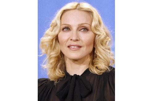 Madonna ist ganz schön fit für ihre 51 Jahre. Aber ihr Gesicht ist einfach zu faltenfrei, um noch naturbelassen zu sein. Sie sieht heute viel jünger aus...