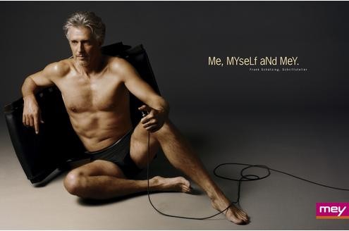 ... präsentiert seinen Körper als Unterwäsche-Model.
Foto: Mey bodywear 