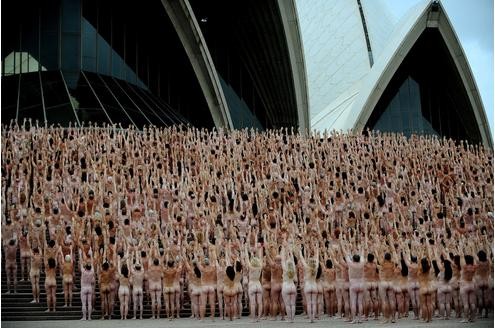 Diesmal fotografierte der US-Künstler 5200 nackte Menschen vor der Oper in Sydney unter dem Titel The Base.