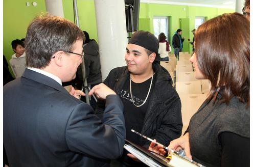 Im Februar 2010 besuchte der damalige Integrationsminister die Albert-Schweitzer-Hauptschule in Bochum-Langendreer. Anlass war ein Workshop im Rahmen des Projekts Herausforderung Zukunft.