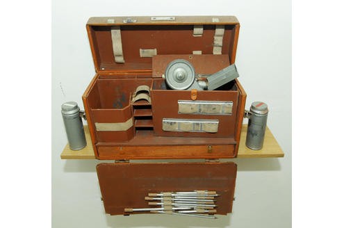 ...und ein Spurensicherungskoffer aus den 50er-Jahren. Foto: Walter Buchholz