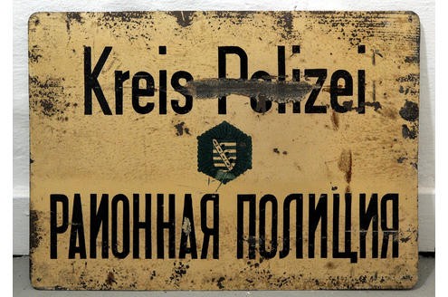 Das Foto zeigt ein altes Polizeischild aus der russischen Besatzungszone, aus der Weimarer Zeit vor 1933.  Foto: Walter Buchholz