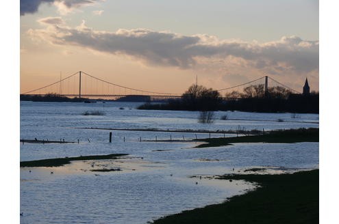 Leser Manfred Kremer aus Emmerich hat den Rhein und die Rheinbrücke in idyllischer Atmosphäre festgehalten