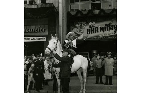 Wilder Westen auf der Kettwiger Straße: Für die Erstaufführung von 12 Uhr mittags kam Bruce Low standesgemäß mit Pferd.