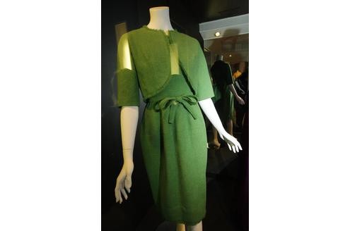 Auch offizielle Garderobe, wie dieses grüne Kleid von Givenchy, sind im Victoria and Albert Museum zu bestaunen. Grace Kelly trug es 1961 während eines informellen Mittagessens im Weißen Haus. 