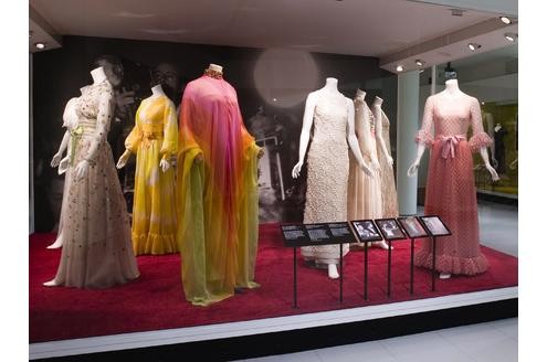 Wem das Warten auf die Heidelberger Ausstellungseröffnung zu lang ist, kann schon jetzt eine Stippvisite im Victoria und Albert Museum in London einlegen. Am Samstag wird hier die Ausstellung Grace Kelly: Style Icon eröffnet. 
