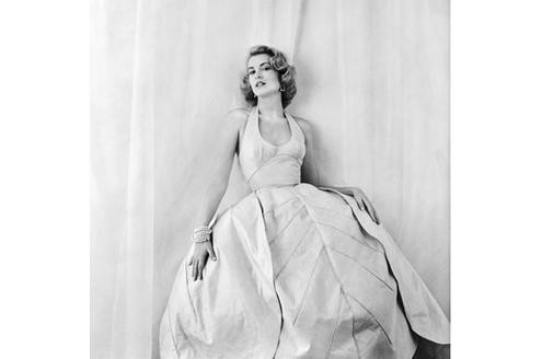 Gezeigt wird die amerikanische Schauspielerin und spätere Fürstin Gracia Patricia von Monaco mal in eleganter Abendrobe,... 
Fotos:Philippe Halsman/Magnum Photos 