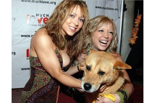 Die Frauchen wirken glücklicher als der Hund: Schauspielerin Courtney Peldon (rechts) mit ihrer Schwester und Hündin Natasha.