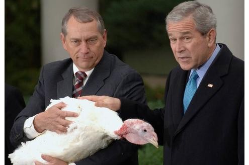 Auch der ehemalige US-Präsident George W. Bush zeigte sich gern mit Tieren. Entweder mit einem Truthahn oder...