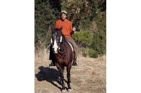 Naturverbunden zeigt sich Fernsehmoderator Cherno Jobatey: auf einem Pferd durch den Topanga Canyon Park reitend.